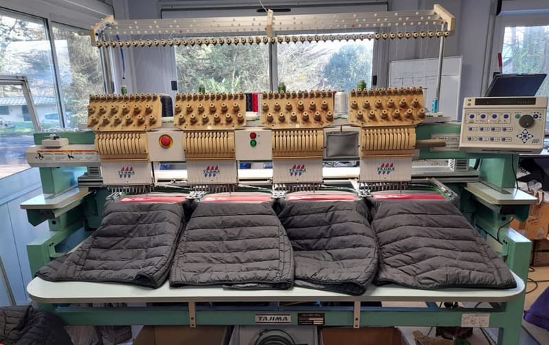 Machine à broder Tajima multi-têtes avec doudounes prêtes pour broderie